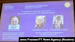 Нобелдин 2018-жылкы физика боюнча сыйлыгынын лауреаттары болуп Артур Ашкин, Жерар Муру жана Донна Стриклэнд аталды. 2-октябрь, 2018-жыл.