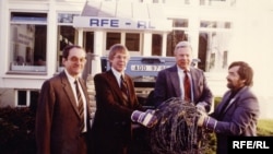 Iron Curtain at RFE/RL Headquarters in Munich: Civic Forum member Milos Dravil (right) drove from Prague to Munich to present RFE/RL with 30 meters of barbed wire from the Czech- Bavarian border.