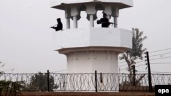 Forcat pakistaneze qëndrojnë roje në kullën e vëzhgimit të një burgu në Pakistan. Fotografi ilustruese nga arkivi. 
