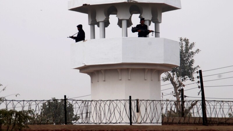 Talibanët pakistanezë marrin kontrollin e burgut ku po mbaheshin 