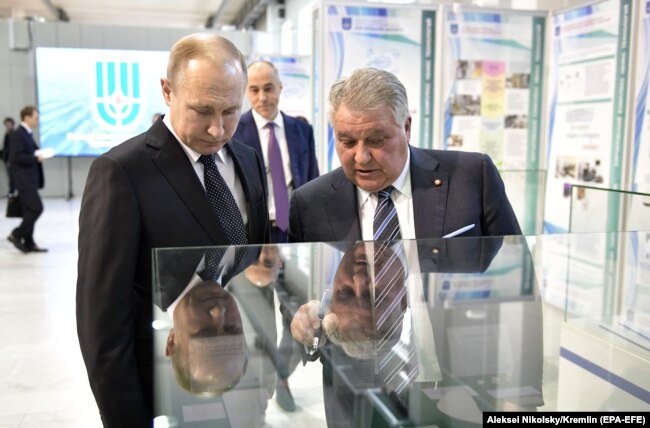 Владимир Путин и Михаил Ковальчук в Курчатовском институте, 2018 год