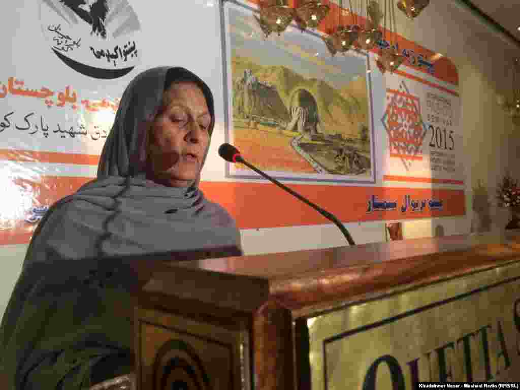 د کويټې پښتو نړيوال کنفرنس ۲۰۱۵ کې څيړونکې زرغونه رښتين خپله مقاله اوروي. 