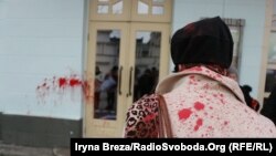 Фоторепортаж: Під час маршу за права жінок в Ужгороді на жінок напали 