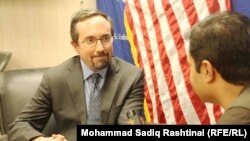 جان بس سفیر امریکا در افغانستان با صادق ریشتنی خبرنگار رادیو آزادی