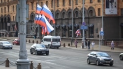 Расейскія сьцягі на праспэкце Незалежнасьці ў Менску. Ілюстрацыйнае фота