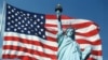 Statuia Libertății cu steagul SUA pe fundal, simboluri ale lumii libere