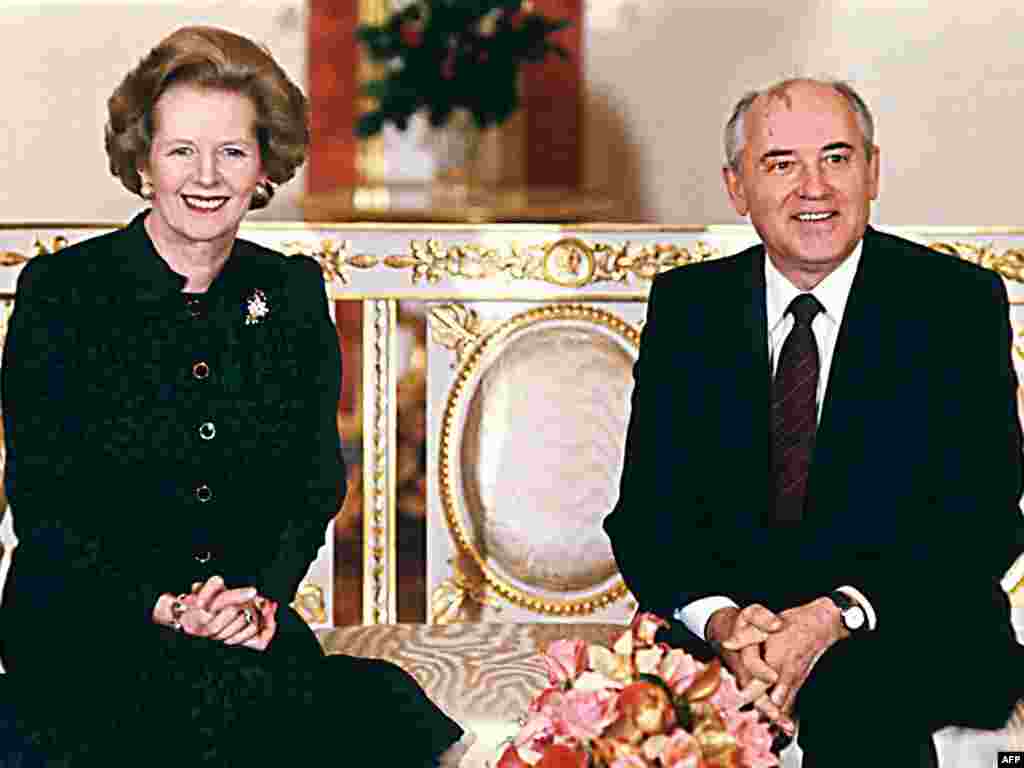 Russia -- British Prime Minister Margaret Thatcher (L) poses with Soviet leader Mikhail Gorbachev, Moscow, 30Mar1987