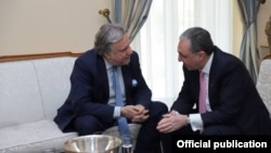 Министр иностранных дел Армении Зограб Мнацаканян (слева) и глава МИД Греции Йоргос Катругалос, Афины, 5 июня 2019 г.