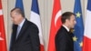 رجب طیب اردوغان (چپ) همراه با امانوئل مکرون، رئیس‌جمهوری فرانسه