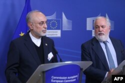 میگوئل آریاس کانیته، کمیسر انرژی اتحادیه اروپا (راست) همراه با علی اکبر صالحی در نشست خبری روز دوشنبه در بروکسل