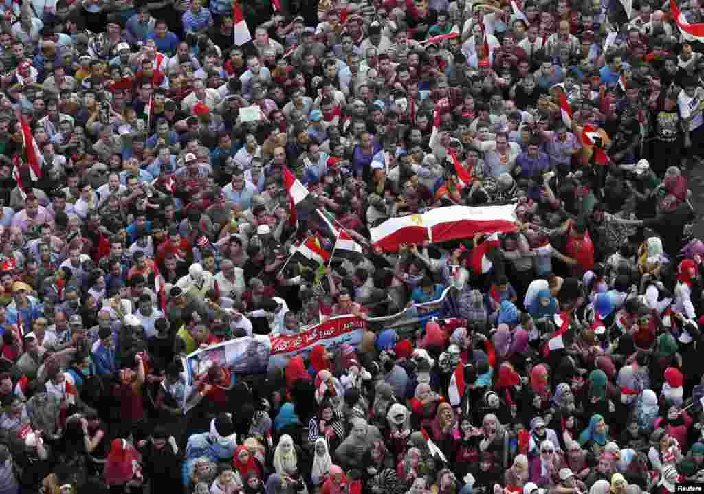 Telo nastradalog demonstranta umotano u egipatsku zastavu protivnici Morsija nose na trgu Tahrir