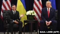 Ukrainanyň prezidenti Wolodymyr Zelenski (çepde) we ABŞ-nyň prezidenti Donald Tramp. Nýu-Ýork, 2019-njy ýylyň 25-nji sentýabry.