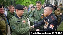 Бойовики «ДНР» «Гіві» і «Моторола» зустрілися на параді у Донецьку, 9 травня 2015 року