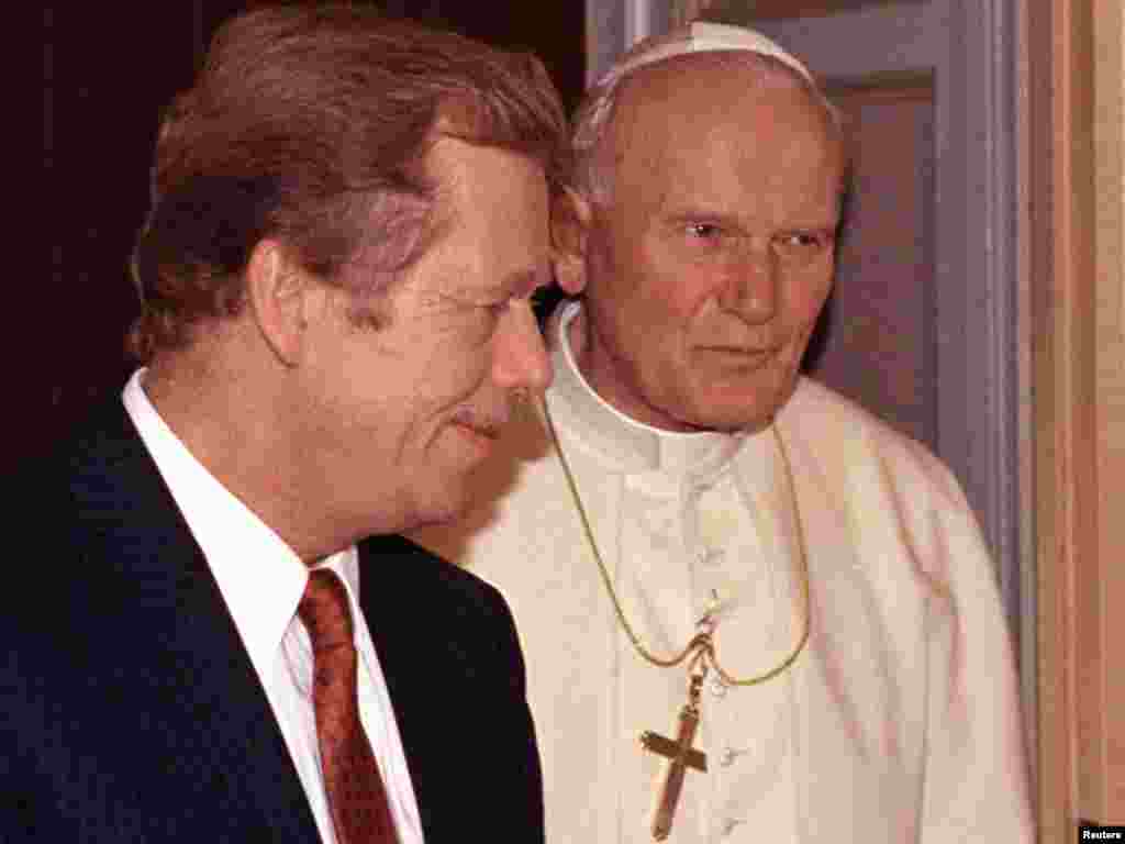 Vaclav Havel şi Papa Ioan Paul al Doilea, la Vatican, septembrie 1990.