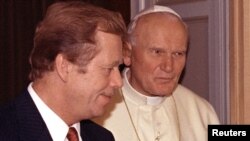 Papa Ioan Paul II în timpul unei audiențe private acordate președintelui Cehoslovaciei, Vaclav Havel, la Roma, în 24 septembrie 1990