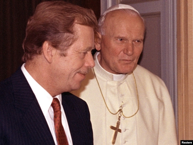 Іван Павло Другий приймає у Ватикані президента Чехословаччини Вацлава Гавела менше аніж через рік після Оксамитової революції в Чехословаччині. Ватикан, 24 вересня 1990 року
