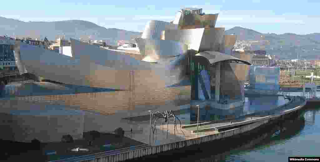 Arhitekt Frank Gehry stoji iza muzeja Guggenheim, Bilbao. 