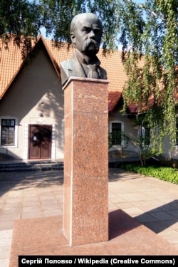 Пам’ятник Тарасу Шевченку перед краєзнавчим музеєм у місті Березані Київської області