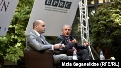 Премьер-министр Мамука Бахтадзе (слева) и журналист Financial Times Эдвард Люс