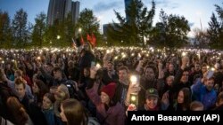 Izgleda da se znak referira na spor oko planova za izgradnju ruske pravoslavne katedrale u parku u Jekaterinburgu, što je izazvalo velike proteste. (datoteka fotografije)