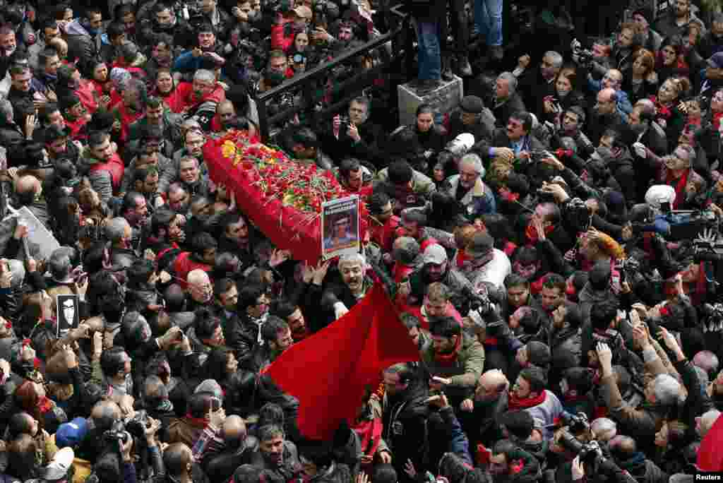 Berkin Elvanın İstanbulda keçirilən dəfn mərasimi kütləvi etirazla nəticələnib. İstanbul, 12 mart 2014