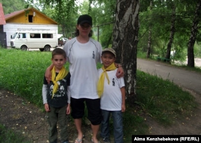 Қыздар трусиларына дейін шешінді