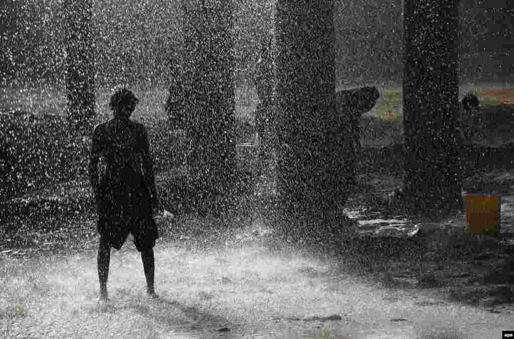 Pakistanis take bath a day ahead of World Water Day 2017, in Karachi on March 21. (epa Shahzaib Akber)