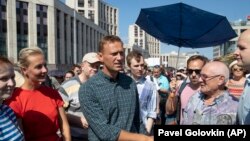 Алексей Навальный оппозиция шеруінде наразы жұртпен кездесіп тұр. Мәскеу, 29 шілде 2018 жыл.