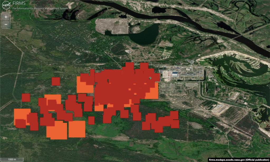 Супутникове зображення пожежної інформації NASA показує зону пожежі поблизу Чорнобиля. Саркофаг Чорнобильської електростанції зображений у вигляді срібного прямокутника ліворуч на мапі. Червоний та помаранчевий квадратии вказують на місце пожеж 13 квітня 2020&nbsp; року