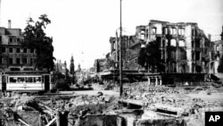 1945 წლის 13-15 თებერვალს დაბომბვის შედეგად დანგრეული დრეზდენი