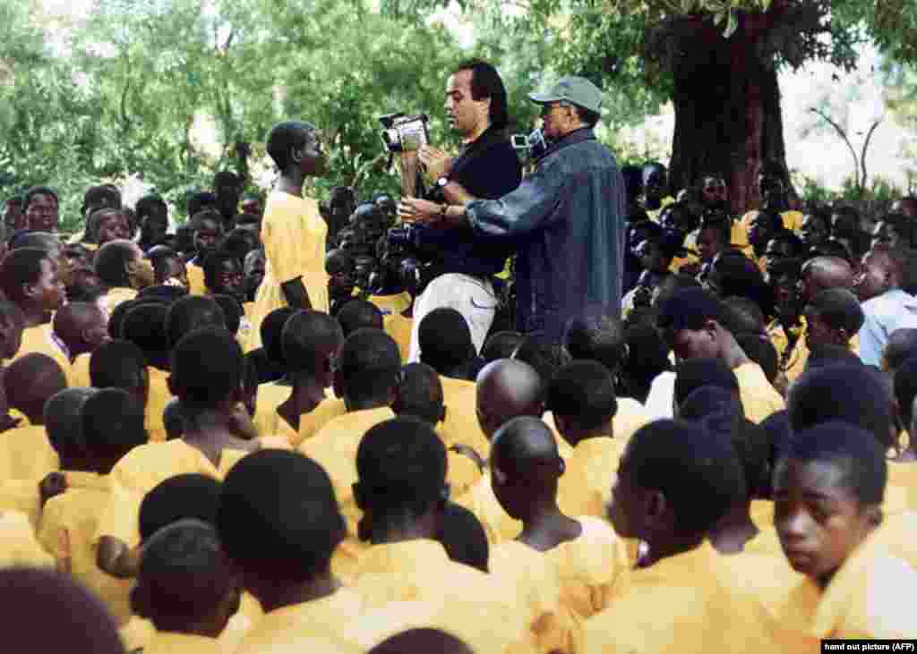 در مجموعه &laquo;ای&zwnj;بی&zwnj;سی آفریقا&raquo;.&nbsp;این فیلم، مستندی&zwnj;ست با ساختار داستانی و ماجرای سفر گروه کیارستمی به قاره آفریقا را بازگو می&zwnj;کند. این گروه قرار است فیلمی در مورد بیماری ایدز و کودکان مبتلا به آن در آفریقا بسازند.