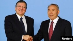 Kazakh President Nursultan Nazarbaev (right) with European Commission President Jose Manuel Barroso in Astana on June 3