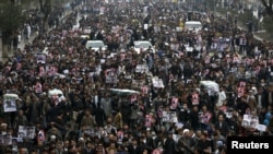 kabul. Owganlar hazara pidalary üçin protest bildirýär, 11-nji noýabr, 2015 ý.