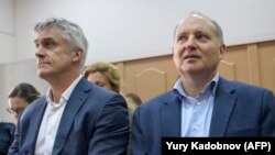 Michael Calvey (solda) və fransalı bankir Philippe Delpal məhkəmədə, 8 oktyabr, 2019-cu il