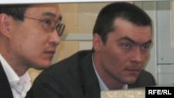Олег Евлоев (справа) на скамье подсудимых. Астана, 31 марта 2009 года.