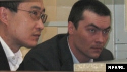 Олег Евлоев (оң жақта) сот залында отыр. Астана, 31 наурыз 2009 жыл.