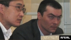 Олег Евлоев (справа) на скамье подсудимых. Астана, 31 марта 2009 года.