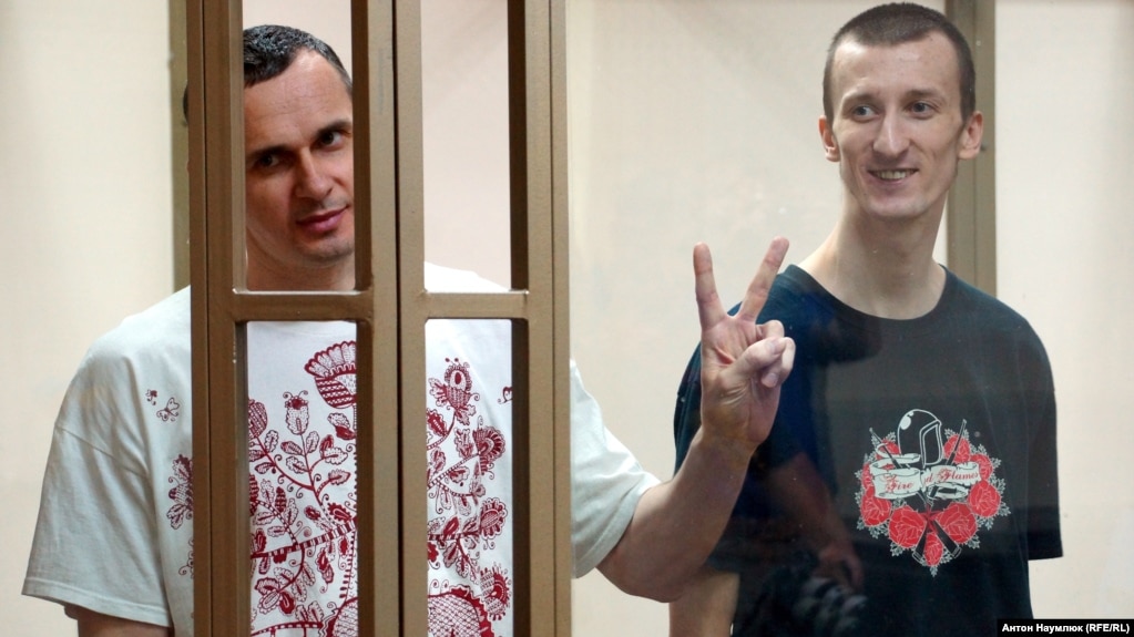 Ukrainian film director Oleh Sentsov (left) and his fellow defendant Oleksandr Kolchenko in court in the city of Rostov-on-Don in August 2015