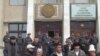 Сторонники кыргызской оппозиции захватили здание акимата в Таласе 