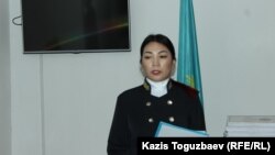Судья Алмалинского районного суда Алматы Камшат Саурова оглашает постановление об отказе в отводе судьи Кайрата Иманкулова. 24 июля 2019 года.