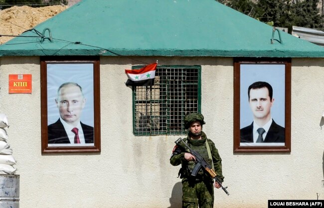 Блокпост российских войск в Сирии с портретами Владимира Путина и Башара Асада