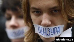 (архівна фотографія) Учасники пікету «Проти цензури та диктатури в Україні», Київ, 7 жовтня 2009 року