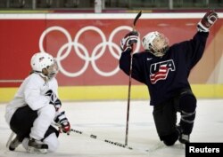 Тренировка женской хоккейной сборной США на Олимпиаде в Турине (2006). Север Италии считается относительно подходящей зоной для зимних видов спорта – благодаря альпийскому высокогорью