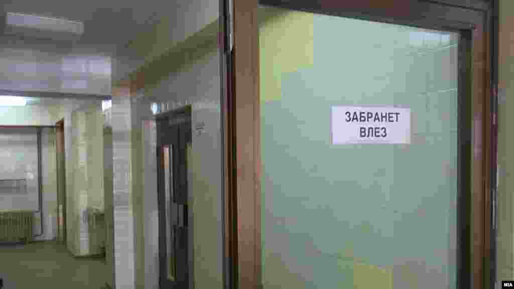 МАКЕДОНИЈА - Градинките, основните и средните училиштата, универзитетите, како и научните институти ќе бидат затворени во наредните 14 дена (од 11 до 25 март), одлучи Владата по препорака на Комисијата за заразни болести, соопшти попладнево министерот за здравство Венко Филипче.