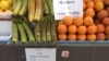 На рынках Ашхабада на товарных ценниках указана установленная государством фиксированная цена на фрукты, которая соответствует стоимость в государственнах магазинах.