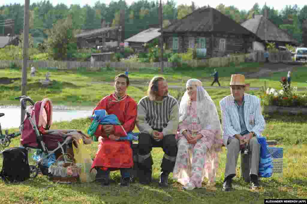 Sljedbenici religije, poznatiji kao Visarioniti, u Petropavlovki 2009. godine. U naselju nisu dopušteni alkohol, pušenje ili psovke.