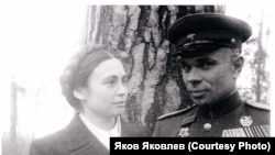 Капитан Величко с женой Еленой. 9 мая 1945 года.