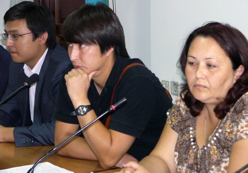 Журналисты из Западно-Казахстанской области Артур Нигметов, Санат Урналиев и Алла Злобина на своей пресс-конференции. Алматы, 19 августа 2009 года.