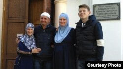 Слева направо: 36-летняя Альбина — сестра Рафиса Галиулина, 45-летний Рафис Галиулин, его жена 36-летняя Наталья Войтенкова и их сын 15-летний Ильдар. Павлодар, 29 сентября 2016 года. 