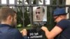 Чеські активісти до дня народження Сенцова влаштували символічну акцію біля посольства Росії